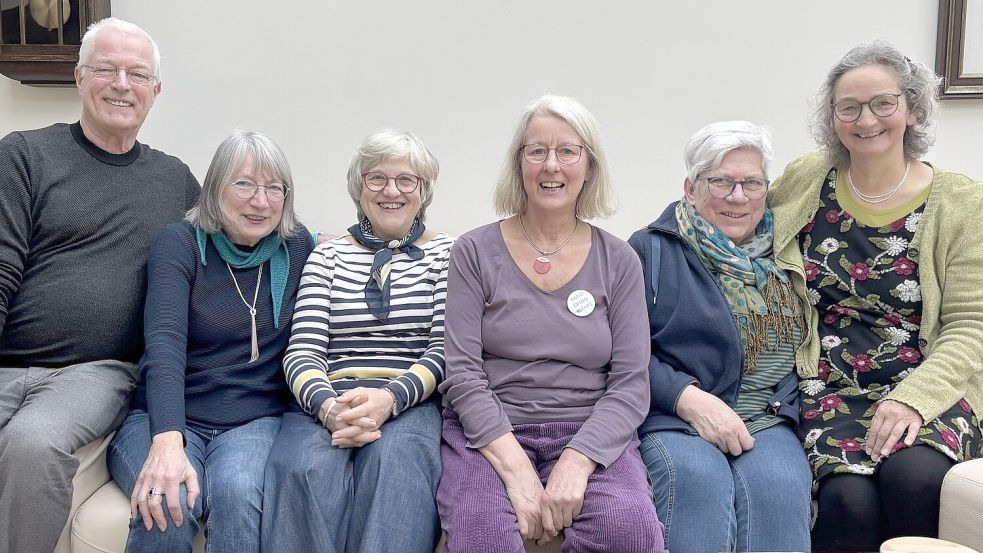 Bernd Tobiassen (von links), Ulrike Fiene, Ulrike Ernsing, Hanne Klewer, Karin Harms und Margret Tobiassen von der Auricher „Omas gegen Rechts“-Ortsgruppe widersprechen der Behauptung, die Bewegung sei gespalten. Foto: Lasse Paulsen