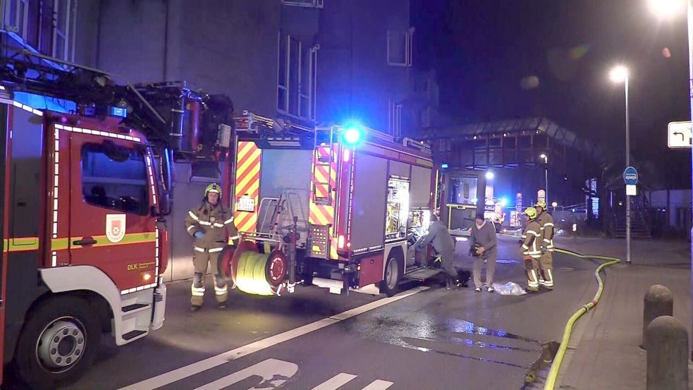 In der Osnabrücker Innenstadt ist am späten Donnerstagabend, 22. Januar, ein Wohnungsbrand über der Nikolaigarage ausgebrochen. Foto: NWM-TV