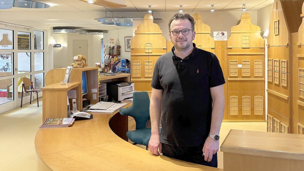 Torsten Kautzky am Empfangstresen der Kinderarztpraxis an der Posthalterslohne in Norden. Seit dem 1. Januar 2026 ist er der neue Kinderarzt in Norden. Foto: Rebecca Kresse