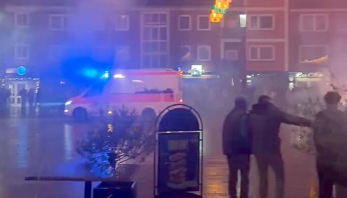 Auf dem Neuen Markt ist es an Silvester ziemlich eskaliert. Raketen sind in Menschenmengen, gegen einen Rettungswagen und in die Nähe von Polizeibeamten geflogen. Foto: Screenshot aus Video von Jasmin Anjum