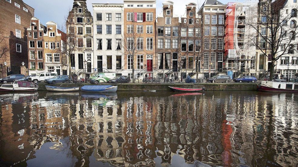 Werbung für Fleisch oder Flugreisen ist bald in Amsterdam vielerorts verboten. (Archivfoto) Foto: Jerry Lampen/dpa