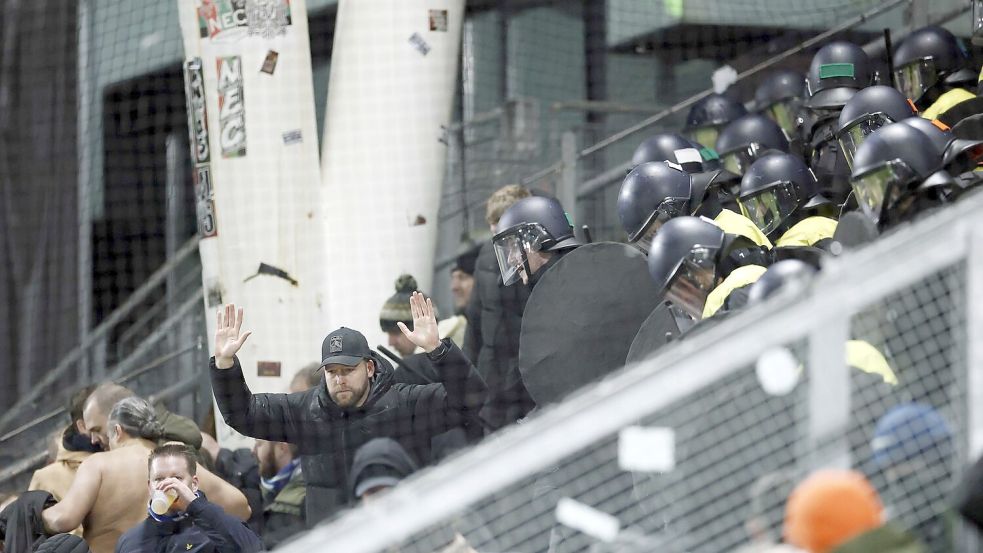 Polizei im Block: Über 300 Fans des KRC Genk mussten nach dem Einsatz das Stadion verlassen. Foto: Robin Van Lonkhuijsen