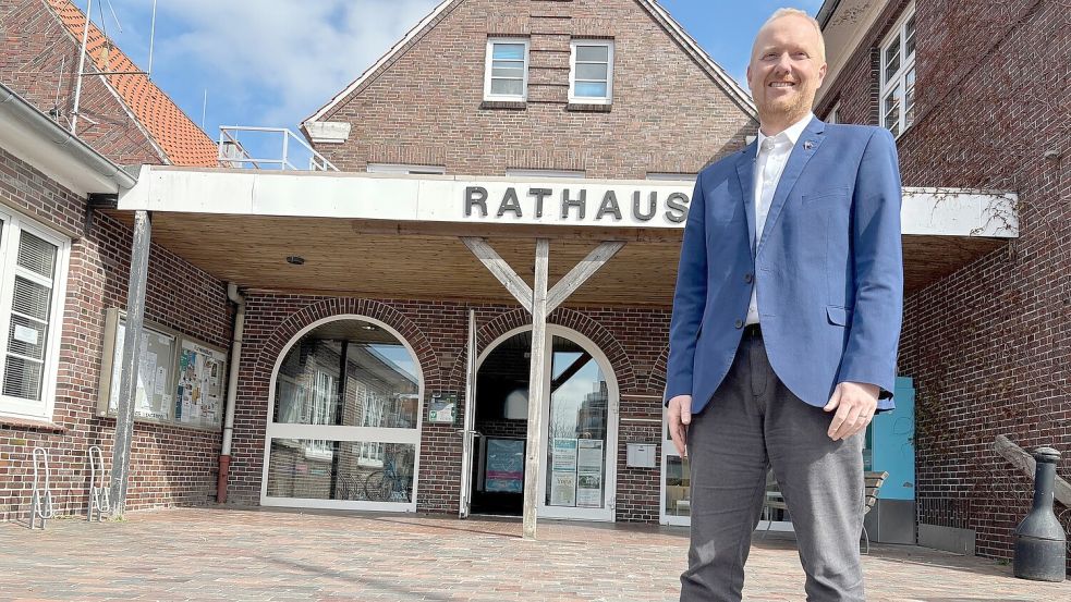 Langeoogs Bürgermeister Onno Brüling vor dem Rathaus. Foto: Imke Oltmanns
