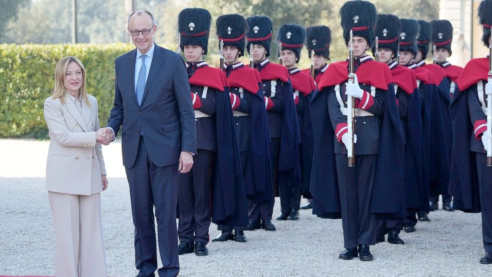Kanzler Merz und Ministerpräsidentin Giorgia Meloni verstehen sich immer besser. Foto: Gregorio Borgia/AP/dpa
