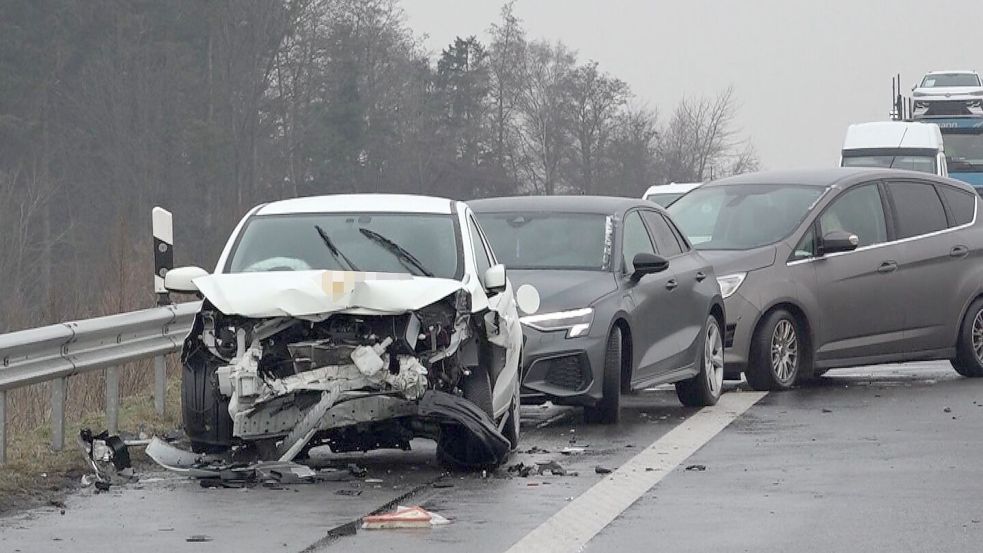 Auf der Autobahn 31 bei zwischen Riepe und Neermoor kam es zu zahlreichen Unfällen. Foto: Frank Loger