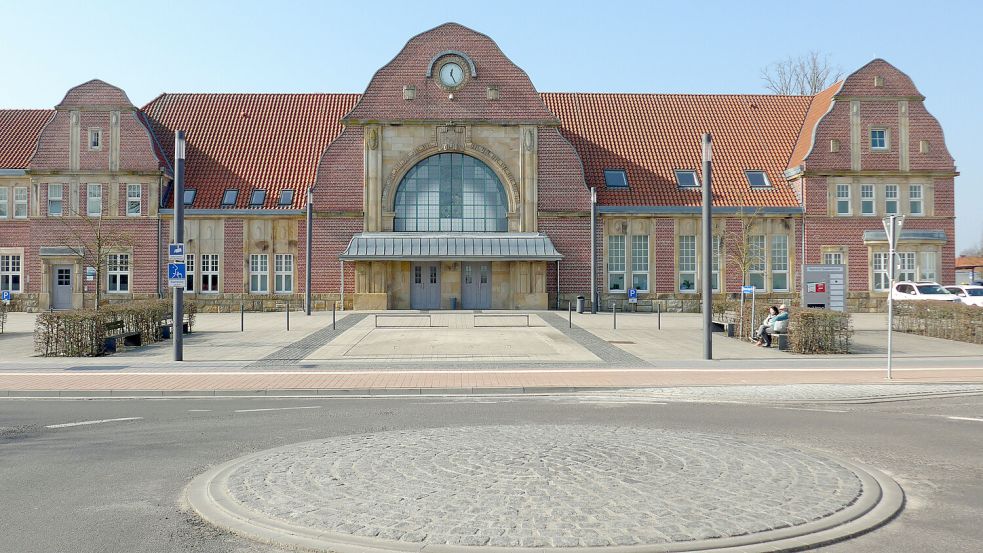 Selbst in Kleinstädten wie dem niedersächsischen Quakenbrück stehen mitunter repräsentative Bahnhöfe. Warum ist das so? Foto: IMAGO / Eckhard Stengel