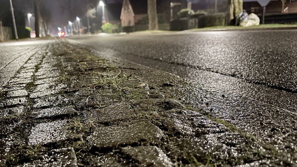 Straße und Gehwege in der Stadt Leer waren von einer Eisschicht überzogen. Dennoch fand der Unterricht statt. Foto: Jonas Bothe