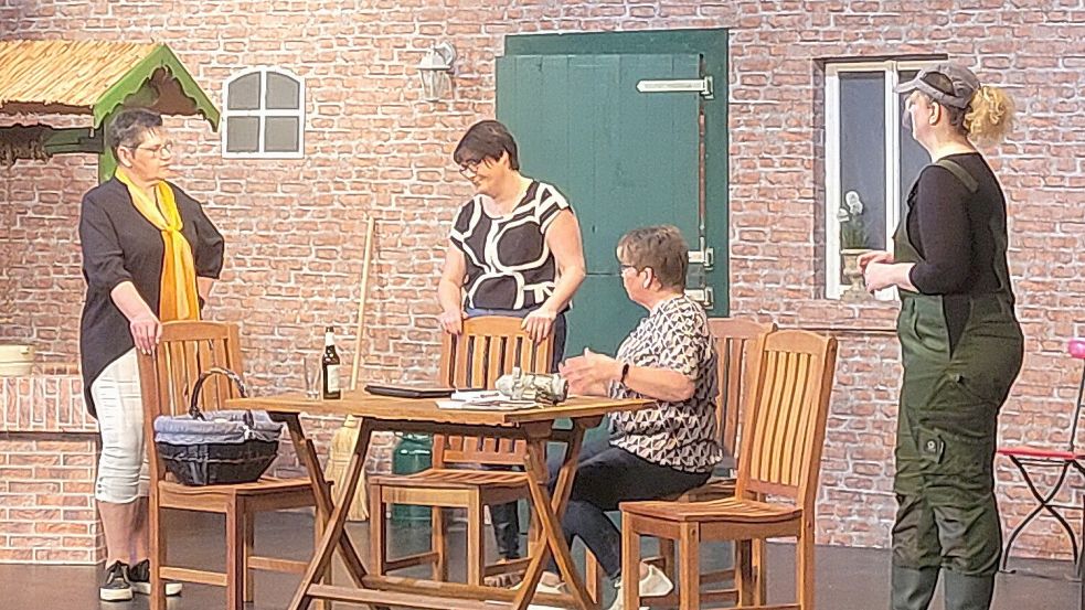 Die Theatergruppe der Freiwilligen Feuerwehr Weener steht auch bald wieder auf der Bühne. Foto: Bodo Wolters