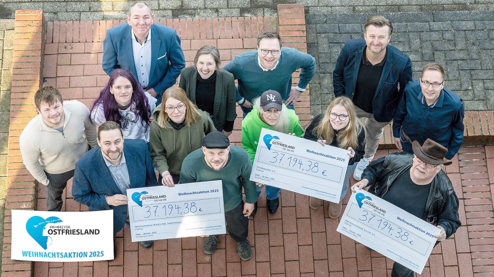 Die Scheckübergabe fand am vergangenen Dienstag im Verlagshaus in Leer statt. Das Foto zeigt (von links): Lasse Paulsen, Uwe Boden, Eva van Loh, Malte Mand, Julia Frobenius, Deike Terhorst, Andy Dannecker, Lars Reckermann, Ilona und Marie-Cruz van Santen, Stephan Schmidt, Henrik Zein und Ralf Veltjes. Foto: Klaus Ortgies