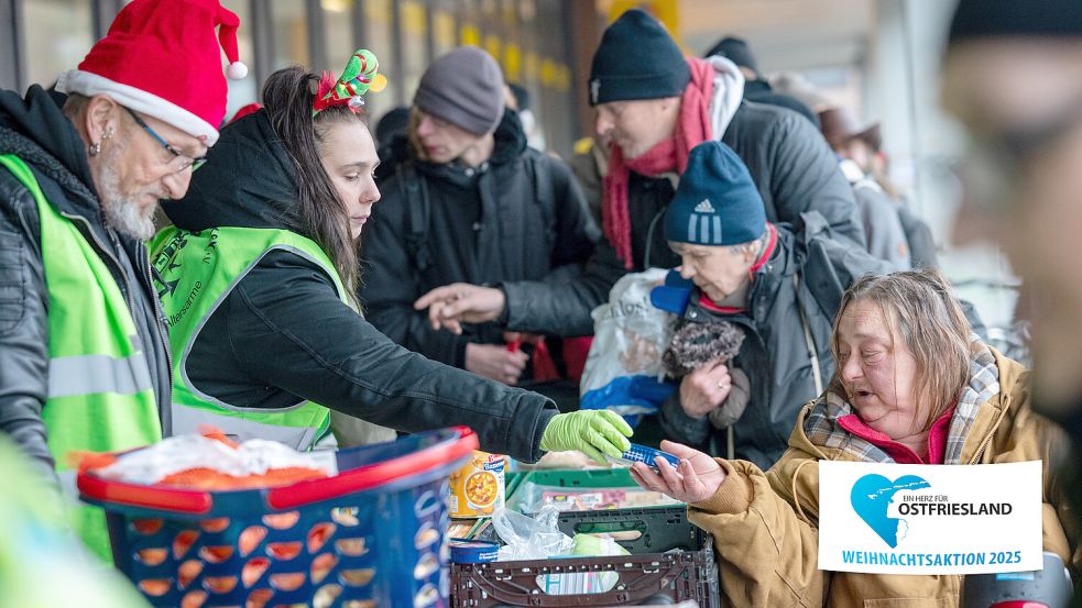 Die ehrenamtlichen Helfer von „Straßenanker“ verteilen ihre Lebensmittel- und Sachspenden regelmäßig in Leer und Weener. Foto: Klaus Ortgies
