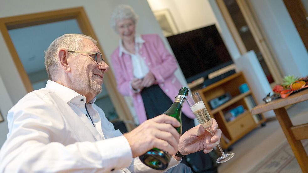 Es prickelt zwischen den beiden, der Sekt kommt on top.