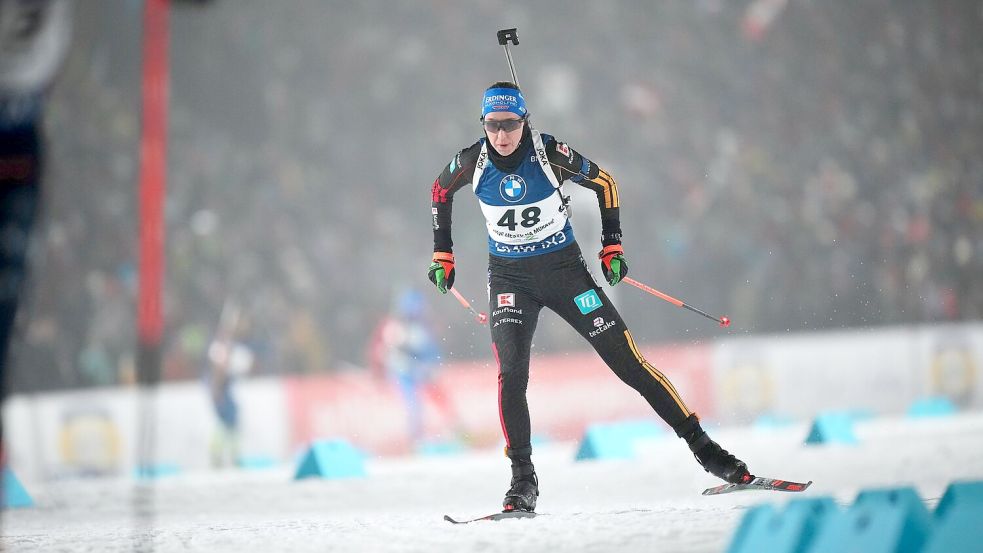 Franziska Preuß landet im verkürzten Einzel von Nove Mesto auf dem Podest. Foto: Petr David Josek/AP/dpa