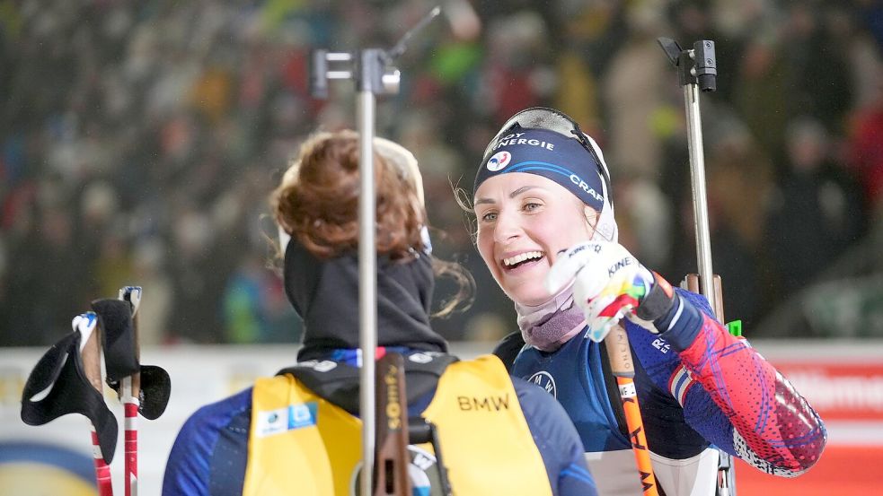 Nicht zu schlagen: Die beiden Französinnen Justine Braisaz-Bouchet und Lou Jeanmonnot Foto: Petr David Josek/AP/dpa