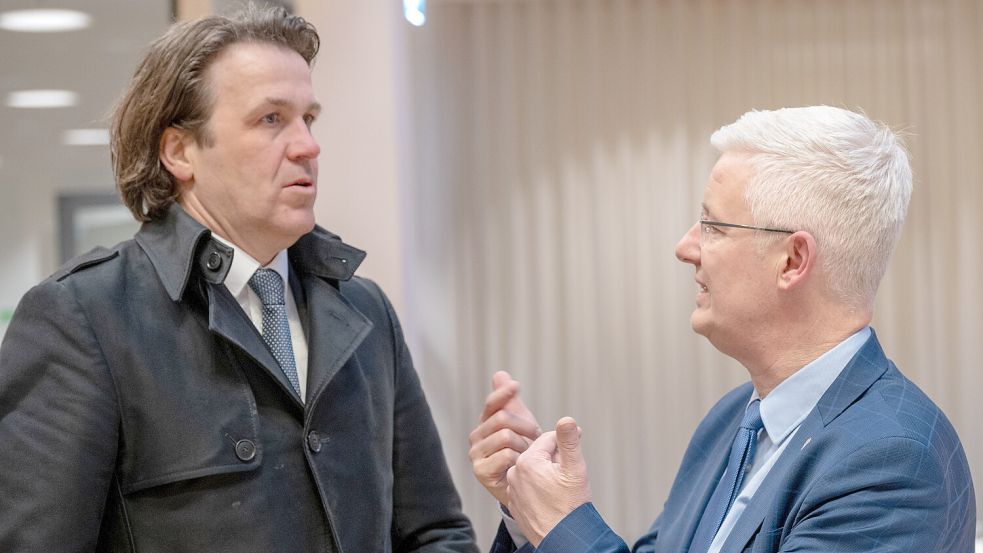 Die Stunde der Wahrheit: Landrat Matthias Groote (rechts) und Kämmerer Andre Willems vor der Kreistagssitzung im Gespräch. Foto: Klaus Ortgies