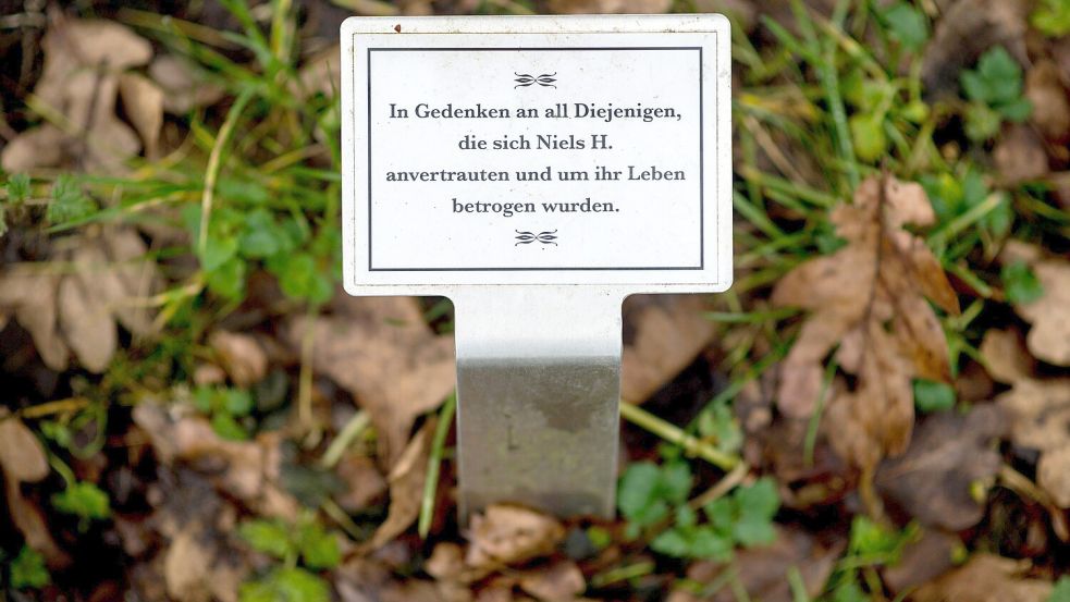 Unvorstellbar, und doch geschehen: Krankenpfleger Niels Högel tötete in den Jahren 2000 und 2005 mindestens 91 Klinikpatienten, 2018/19 wurde ihm der Prozess gemacht. In Delmenhorst erinnert eine Gedenktafel an die Mordopfer. Foto: Hauke-Christian Dittrich