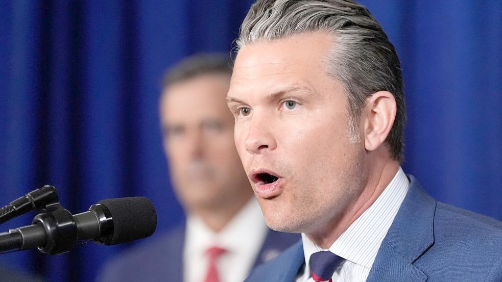 Er teilte den Post des zuständigen Regionalkommandos des US-Militärs über den erneuten Angriff auf X - US-Verteidigungsminister Pete Hegseth. (Archivbild) Foto: Alex Brandon/AP/dpa