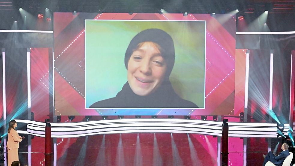 Leonie Benesch kann den Preis als Beste Darstellerin wegen einer Covid-Erkrankung nur virtuell in Empfang nehmen. Foto: Felix Hörhager