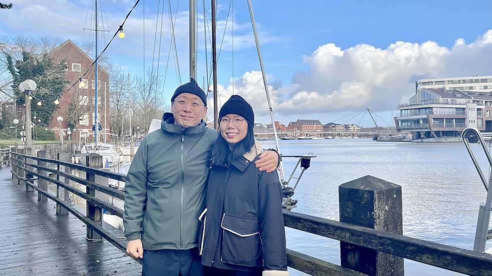 Sebastian Hsu und Karen Zhao wohnen zwar in Bingum, gehen aber gerne an der Uferpromenade am Leeraner Hafen spazieren. Sie fühlen sich in der Stadt gut aufgenommen. Foto: Privat