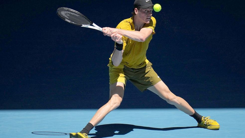 Jannik Sinner quälte sich in Melbourne ins Achtelfinale. Foto: Dita Alangkara/AP/dpa