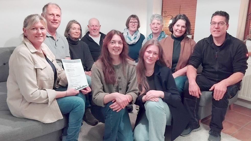 Silke Bleeker (von links), Torsten Bleeker, Martha Hübner, Bernhard Bünnemeyer, Frauke Weerts, Margret Cordes, Emma Bleeker, Heika Bunger, Dagmar Meinders und Thomas Heinze planen mit vielen anderen aus Backemoor den Ablauf der Bereisung des Bundesentscheides „Unser Dorf hat Zukunft“. Foto: Clarissa Scherzer