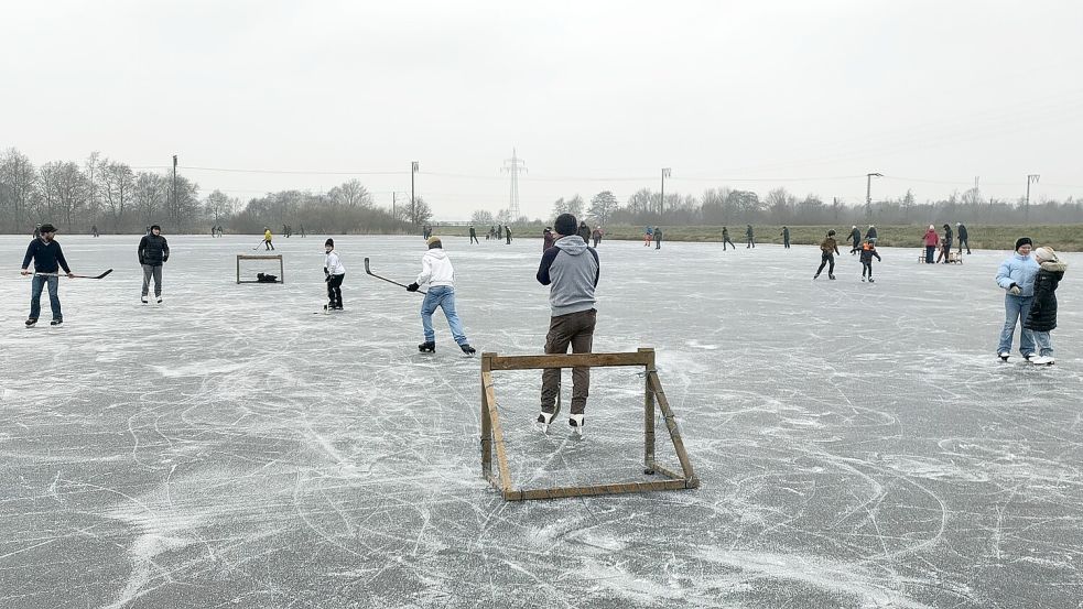 Einige spielten Eishockey, andere drehten ihre Runden in Neermoor. Foto: Georg Lilienthal