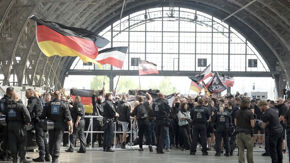 Eine Demo gegen den CSD in Leipzig. Verliert die Itta in Deutschland an Rückhalt, während die Extremen Boden gut machen? Foto: dpa/Sebastian Willnow