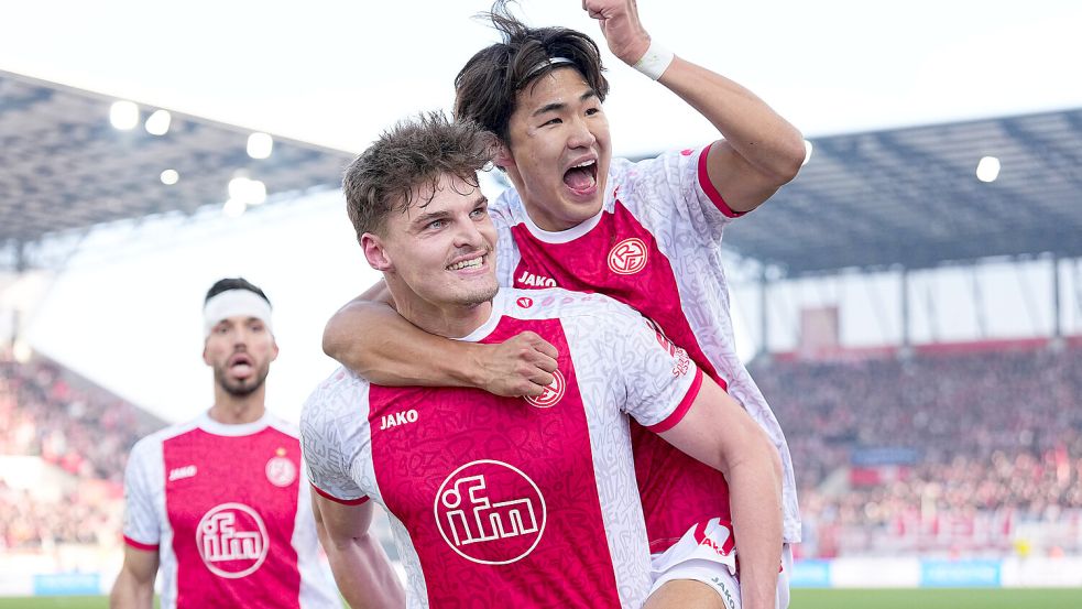 Marek Janssen feiert mit Kaito Mizuta einen seiner drei Treffer. Foto: Imago