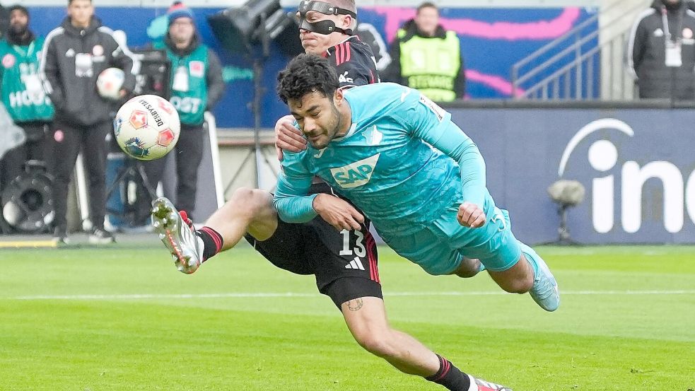 Kommt ein Hoffenheimer geflogen: Ozan Kabak (r) im Duell mit Frankfurts Rasmus Kristensen. Foto: Marc Schüler