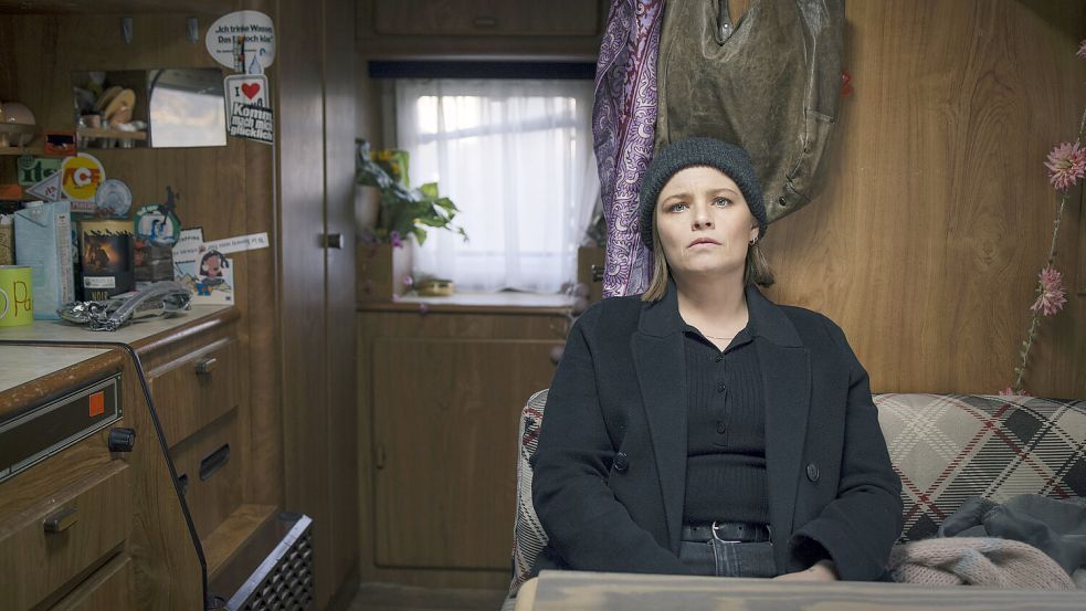 Gesteht sich ihr Helfersyndrom ein: Kommissarin Liv Moormann (Jasna Fritzi Bauer) im neuen Bremer „Tatort: Wenn man nur einen retten könnte“. Foto: Radio Bremen/Magdalena Stengel