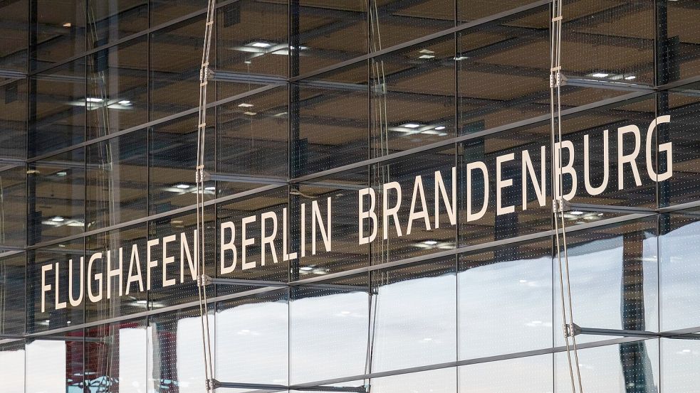 Ein mutmaßlicher Waffenschmuggler der Terrororganisation Hamas fest ist am BER festgenommen worden. (Archivbild) Foto: Soeren Stache/dpa