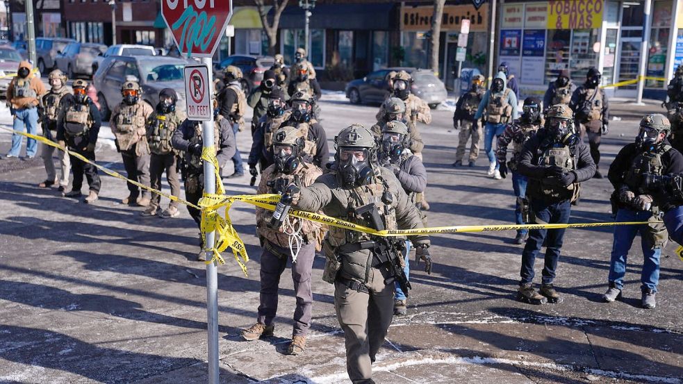 Kurz nach dem Vorfall versammelten sich Demonstranten vor Ort, die Beamten sperrten die Umgebung ab. Foto: Abbie Parr/AP/dpa