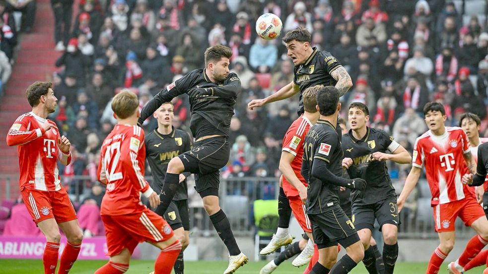 Die Augsburger waren gegen die Bayern immer auf Ballhöhe. Foto: Peter Kneffel/dpa