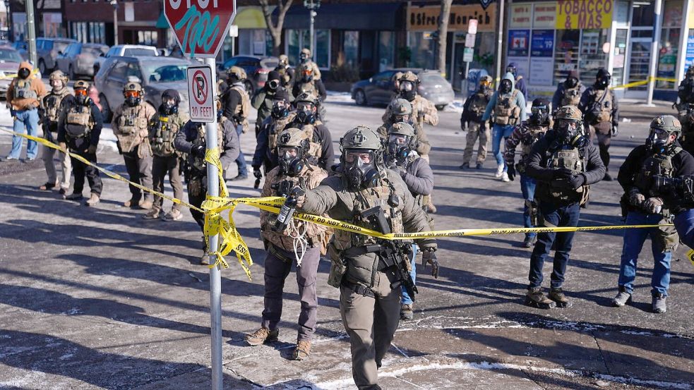 Kurz nach dem Vorfall versammelten sich Demonstranten vor Ort, die Beamten sperrten die Umgebung ab. Foto: Abbie Parr/AP/dpa