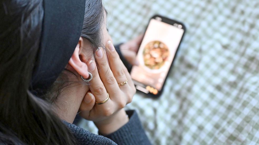 Ein Zusammenhang zwischen Essstörungen und häufigem Social-Medien-Konsum ist laut Experten belegt. Foto: Elisa Schu/dpa