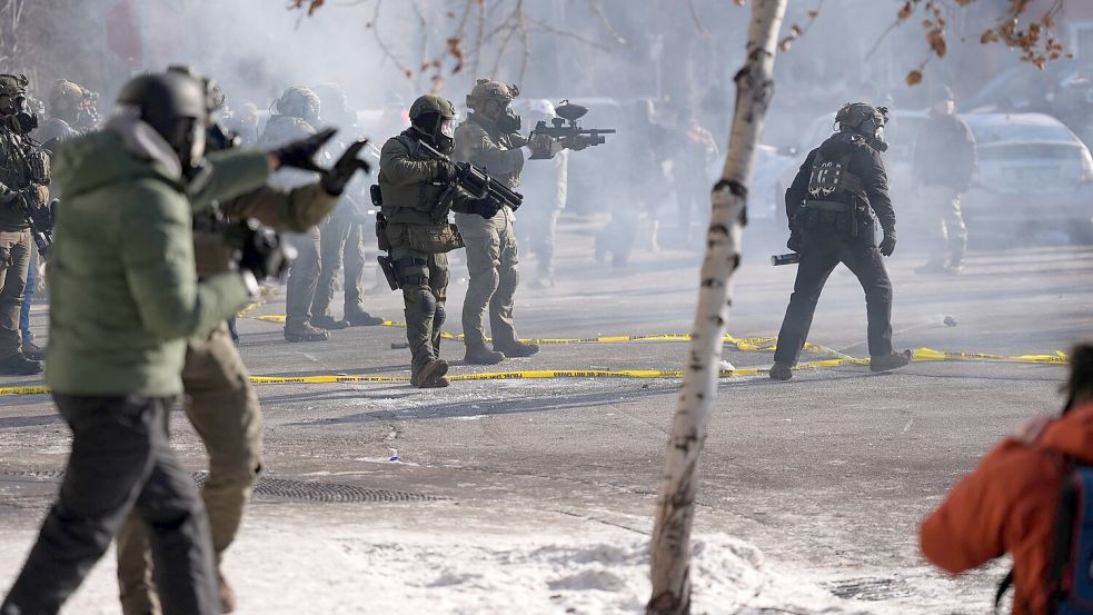 Das martialische Vorgehen der hochgerüsteten ICE-Beamten sorgt für Empörung. Foto: Abbie Parr/AP/dpa