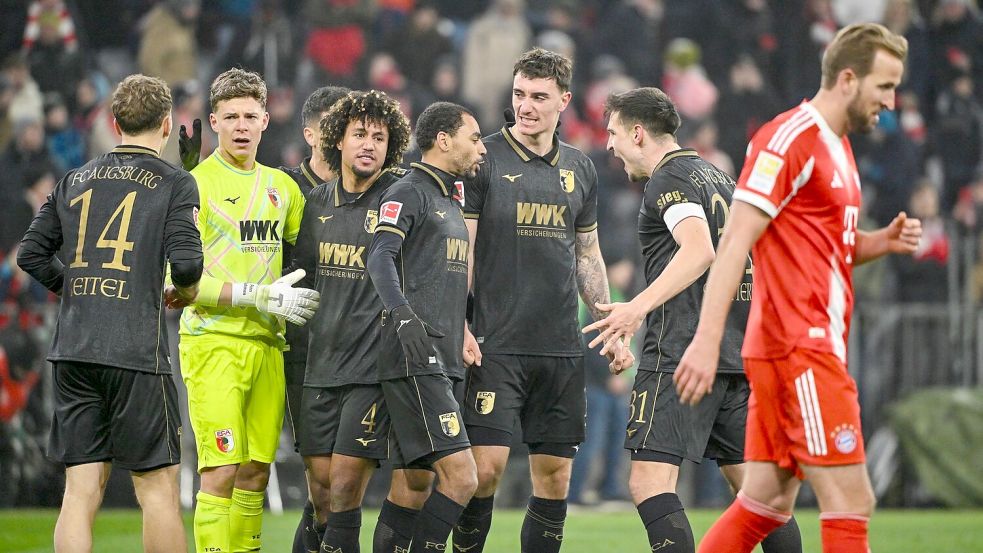 Die Bayern um Harry Kane (r) schlichen als Verlierer vom Platz. Foto: Peter Kneffel/dpa