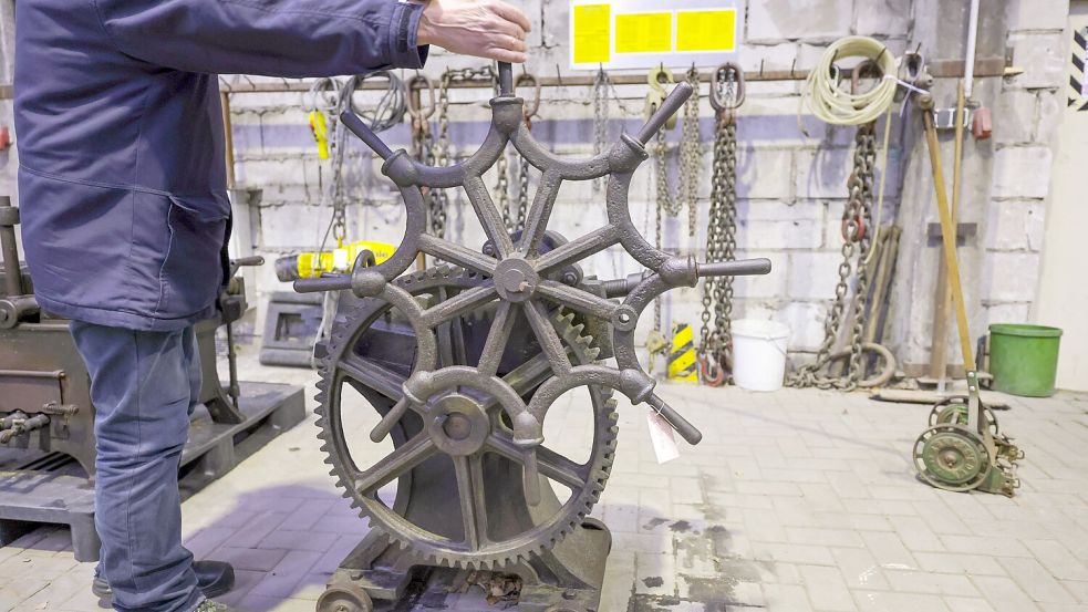 Kennen Sie dieses Ding? Im Depot des Museum Industriekultur Osnabrück gibt es Objekte, deren Geschichte niemand mehr erzählen kann. Foto: Jörn Martens