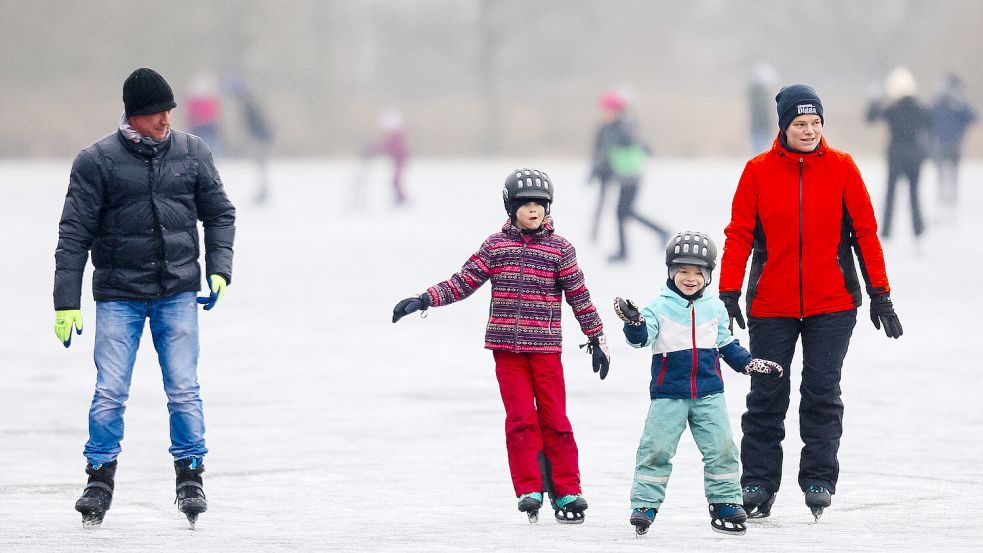 Viele nutzten das kalte Winterwetter und drehten in Neermoor einige Runden. Fotos: Doden/Emden