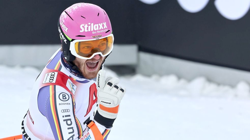 Linus Straßer jubelt über Platz drei im Slalom von Kitzbühel. Foto: Marco Trovati/AP/dpa
