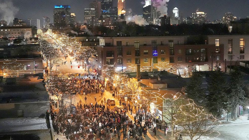 Seit Wochen wird gegen Trumps Abschiebepolitik demonstriert. Foto: Adam Gray/AP/dpa