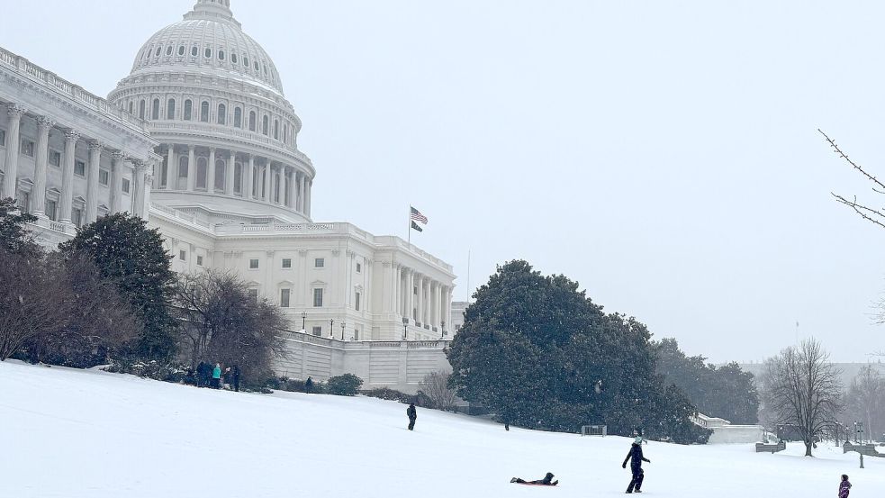Kinder vergnügen sich auch mit Schlitten. Foto: Anna Ringle
