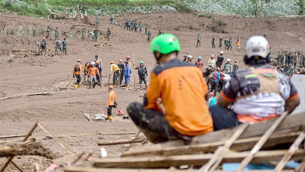 Einsatzkräfte bargen zwei Tage nach dem Unglück weitere Opfer. Foto: Dimas Rachmatsyah