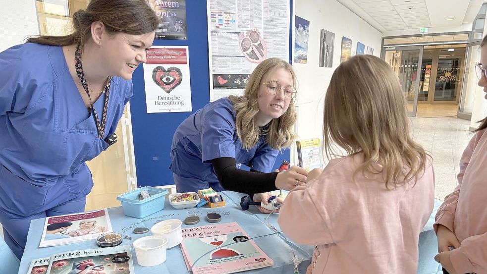 Anja Moeller (links) und Sabrina Garrelts vom Team der Kardiologie erklärten den Besuchern, wie ein Herzkatheter funktioniert. Foto: Mieke Matthes