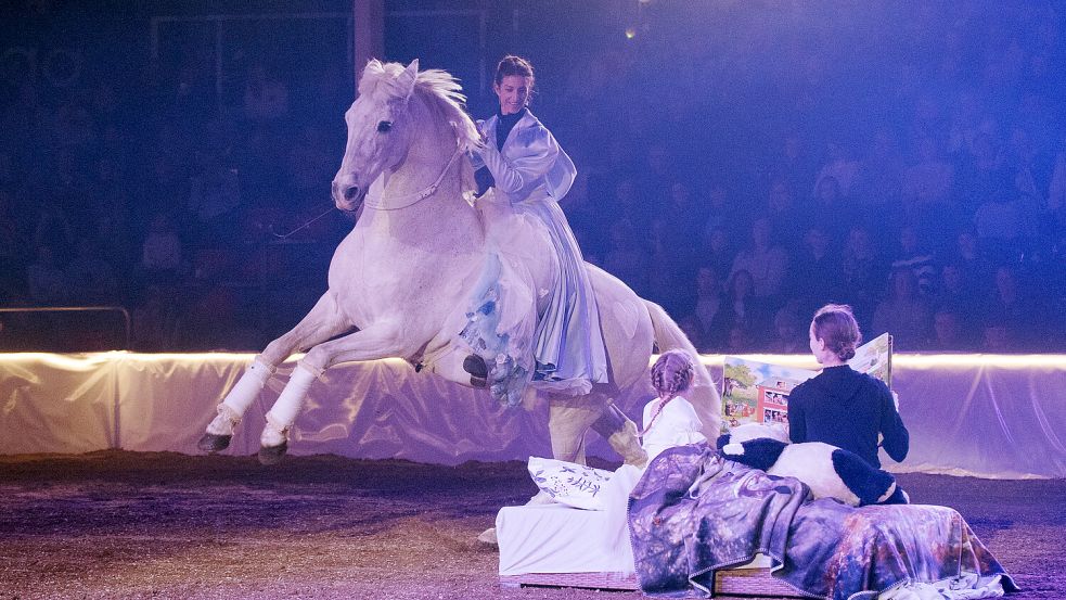Alizée Froment präsentierte mit ihrer siebenjährigen Tochter ohne Zaumzeug die hohe Schule der Reiterei. Fotos: Karsten Gleich