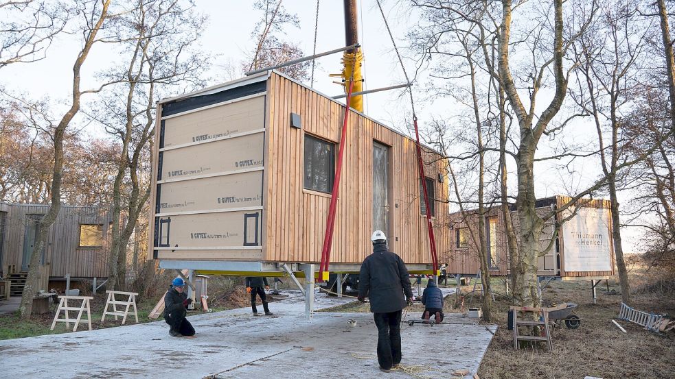 Das Aufstellen der Module auf dem Gelände des Inselinternats musste passgenau erfolgen. Die Häuserteile wurden auf die Fundamente gehoben. Einige der fertigen Herbergen mussten darüber hinaus über Eck mit anderen Bauteilen verbunden werden. Foto: Nicole Stollberg