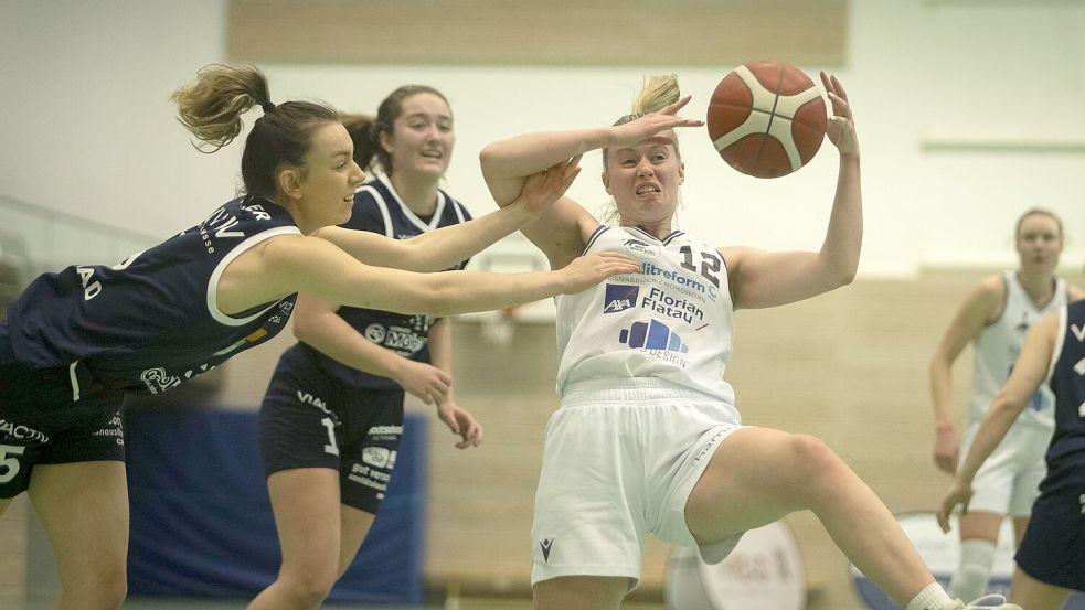 Umkämpft: Emily Enochs (am Ball) und der BBC Osnabrück haben am Sonntag in der 2. DBBL gegen die Astroladies aus Bochum verloren. Foto: Swaantje Hehmann