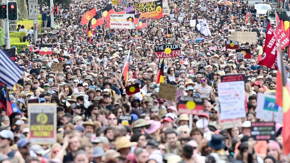 Traditionell protestieren am Nationalfeiertag Zehntausende gegen den „Invasion Day“, wie sie den Tag nennen. Foto: Dean Lewins/AAP/dpa