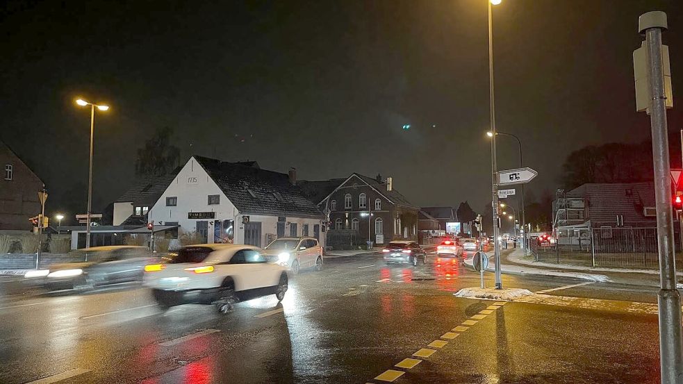 An der Kreuzung „Am Kaak“ in Leer rollte gegen 6 Uhr der Verkehr ohne Probleme. Foto: Sebastian Bete