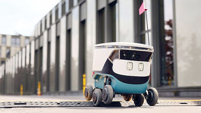 Die Hochschule Bielefeld unternimmt aktuell einen Modellversuch mit vier Robotern, die Waren und Gegenstände autonom transportieren können. Kann so der Individualverkehr verringert werden? Foto: P. Pollmeier/HSBI
