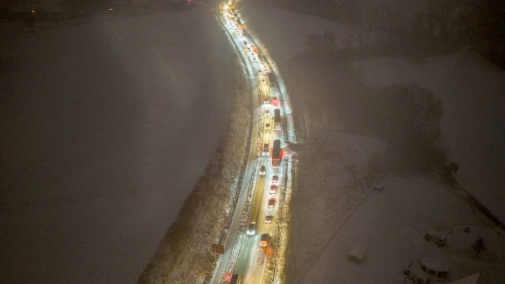 Bei Vlotho in NRW: Lastwagen schafften eine Steigung nicht, es hat sich ein Stau gebildet. Foto: Christoph Reichwein
